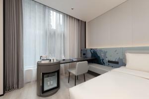 Llit o llits en una habitació de Atour Light Hotel Guangzhou Taikoo Hui Zhengjia Plaza-Free shuttle bus to Canton Fair