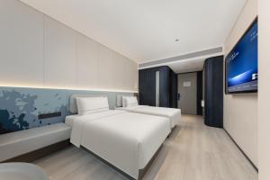 Llit o llits en una habitació de Atour Light Hotel Guangzhou Taikoo Hui Zhengjia Plaza-Free shuttle bus to Canton Fair