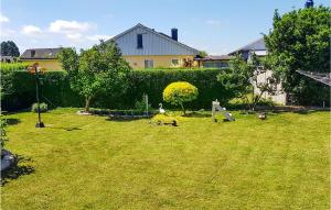 Aed väljaspool majutusasutust Cozy Home In Simrishamn With Wifi