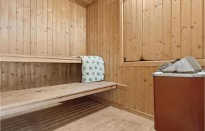 een houten sauna met een bank en een wastafel bij Holiday Home Kliren Rømø Ix in Rømø Kirkeby +18 foto's