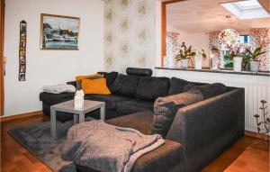 Posezení v ubytování Cozy Home In Simrishamn With Wifi