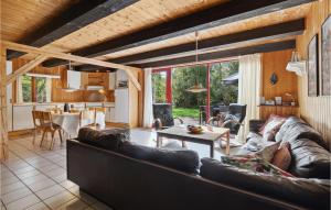 een woonkamer met een bank en een tafel bij Holiday Home Kliren Rømø Ix in Rømø Kirkeby