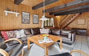 een woonkamer met een bank en een tafel bij Holiday Home Kliren Rømø Ix in Rømø Kirkeby