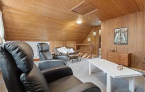 een woonkamer met lederen stoelen en een tafel bij Holiday Home Kliren Rømø Ix in Rømø Kirkeby