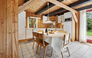 een keuken en eetkamer met een tafel en stoelen bij Holiday Home Kliren Rømø Ix in Rømø Kirkeby