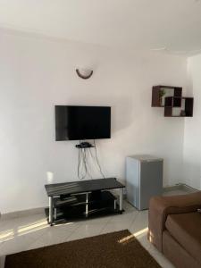 Uma TV ou centro de entretenimento em Ashok Apartments mais 3 fotos