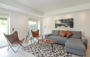 Χώρος καθιστικού στο 1 Bedroom Nice Apartment In Idestrup