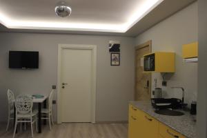 Kuchyň nebo kuchyňský kout v ubytování Retro Star Suites