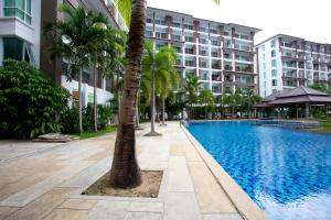 Hồ bơi trong/gần Ratchy Condo