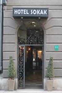 La fachada o entrada de Hotel Sokak