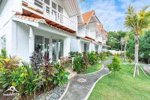 a house with a pathway in front of it at D'Pendem Cottage's by Bukit Vista in Uluwatu