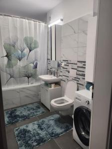 Ένα μπάνιο στο Kriss Studio-Classy White Apartment