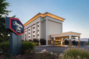 Hampton Inn Charlottesvilleに飾ってある許可証、賞状、看板またはその他の書類