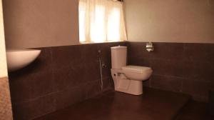 Koupelna v ubytování Sherlock Jungle Retreat + 148 fotografií