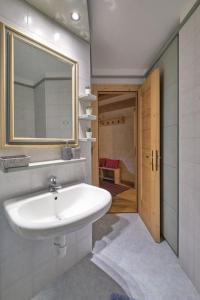 ein Badezimmer mit Waschbecken und Spiegel in der Unterkunft L'appartamentino del cuore in Bormio