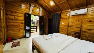 Postel nebo postele na pokoji v ubytování Palolem Luxuries Beach Cottages