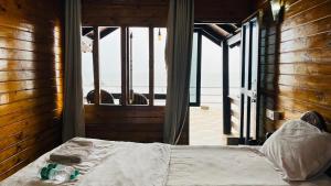 Postel nebo postele na pokoji v ubytování Palolem Luxuries Beach Cottages