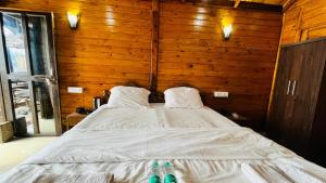 Postel nebo postele na pokoji v ubytování Palolem Luxuries Beach Cottages