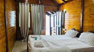Postel nebo postele na pokoji v ubytování Palolem Luxuries Beach Cottages