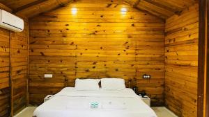 Postel nebo postele na pokoji v ubytování Palolem Luxuries Beach Cottages