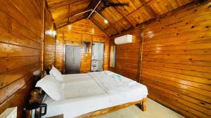 Postel nebo postele na pokoji v ubytování Palolem Luxuries Beach Cottages