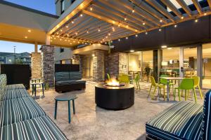 Posezení v ubytování Home2 Suites By Hilton Owatonna