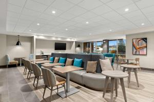 TV a/nebo společenská místnost v ubytování Home2 Suites By Hilton Owatonna