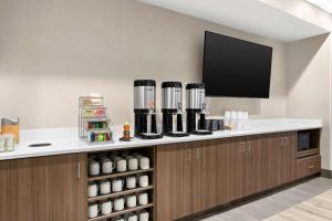 Příslušenství pro přípravu čaje a kávy v ubytování Home2 Suites By Hilton Owatonna