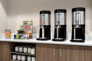 Příslušenství pro přípravu čaje a kávy v ubytování Home2 Suites By Hilton Owatonna