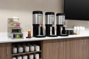 Příslušenství pro přípravu čaje a kávy v ubytování Home2 Suites By Hilton Owatonna