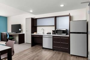 Kuchyň nebo kuchyňský kout v ubytování Home2 Suites By Hilton Owatonna