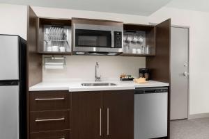 Kuchyň nebo kuchyňský kout v ubytování Home2 Suites By Hilton Owatonna