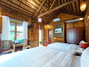 een slaapkamer met twee bedden en een televisie bij Tam Coc Sunshine Homestay in Ninh Binh +37 foto's