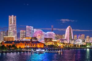 Four Points Flex by Sheraton Yokohama West في يوكوهاما: أفق المدينة في الليل مع عجل فيريس