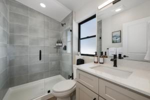 Koupelna v ubytování Luxury Modern Tiny Home in Downtown Fraser + 29 fotografií