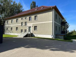 a large building with a staircase next to a driveway at Ferienwohnung Westblick in Arneburg