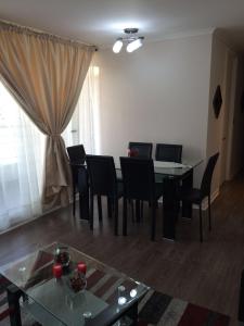 a living room with a dining room table and chairs at Departamento 706 5 Poniente in Viña del Mar