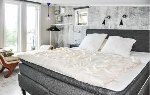 Letto o letti in una camera di 5 Bedroom Beautiful Home In Karlstad