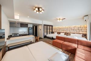 un soggiorno con un divano e un tavolo di Apartment Hotel 11 Namba Motomachi ad Osaka Altre 20 foto