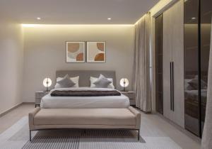 Postel nebo postele na pokoji v ubytování Clay House by Husk Collection