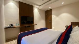 TV a/nebo společenská místnost v ubytování Zip By Spree Hotels Shirdi