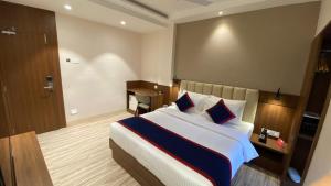 Postel nebo postele na pokoji v ubytování Zip By Spree Hotels Shirdi