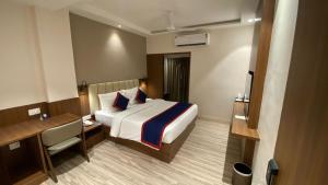 Postel nebo postele na pokoji v ubytování Zip By Spree Hotels Shirdi