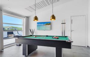 Τραπέζι μπιλιάρδου στο Cozy Home In Hvide Sande With Sauna