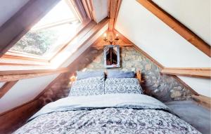 a bedroom with a bed in a attic at 2 Bedroom Nice Home In Le Ferré in Le Ferré +8 photos