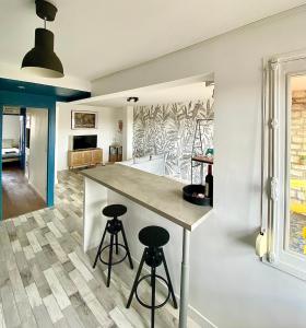 a kitchen with two bar stools and a counter top at Centre ville Dijon Wilson *Chez Charles* 2Ch in Dijon