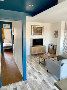 a living room with a couch and a tv at Centre ville Dijon Wilson *Chez Charles* 2Ch in Dijon