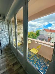 a balcony with a yellow chair and a window at Centre ville Dijon Wilson *Chez Charles* 2Ch in Dijon