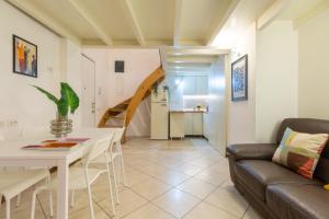 Гостиная зона в HomeToLove Villanova +7 фотографий