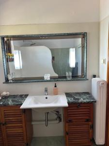 Ένα μπάνιο στο Saron Breeze Villa